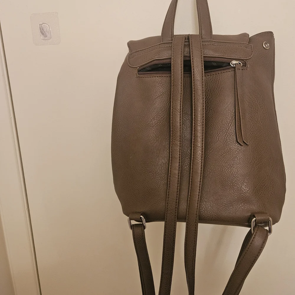 Roots Brown Leather Backpack - Picture 3 of 4